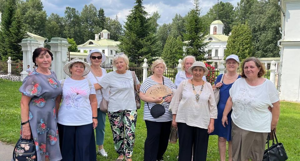 Участники «Активного долголетия» из Лобни посетили усадьбу «Середниково»