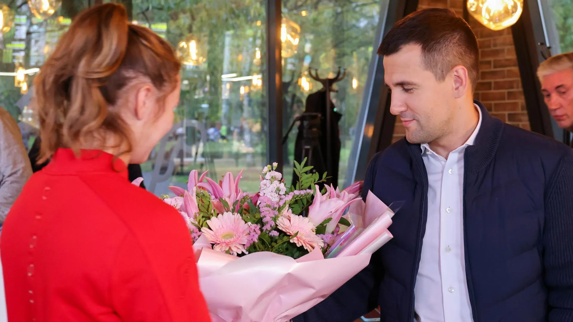 Чемпионке Анастасии Бережковой вручает букет глава городского округа Станислав Каторов