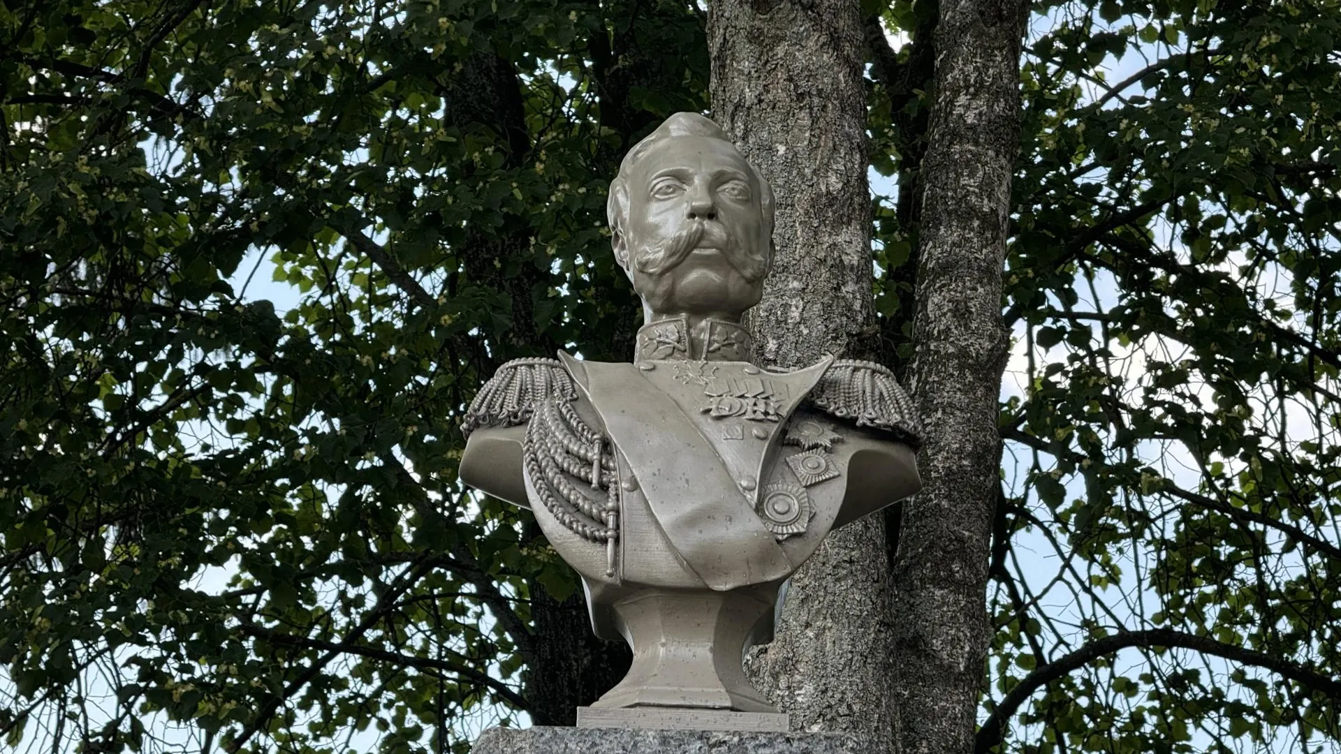 На юбилее деревни Клементьево торжественно открыли восстановленный памятник «Царю-Освободителю»