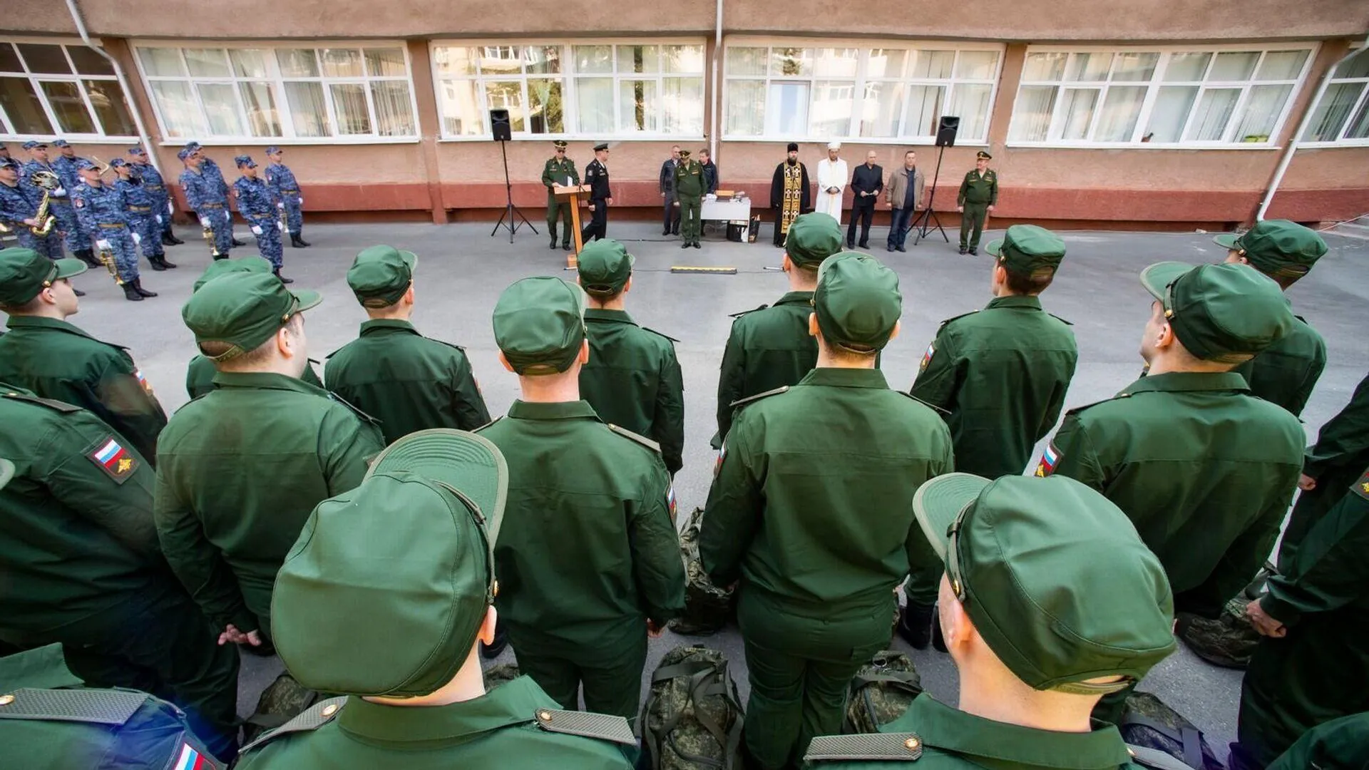Военные нашли 120 мигрантов-уклонистов с гражданством России в Подмосковье