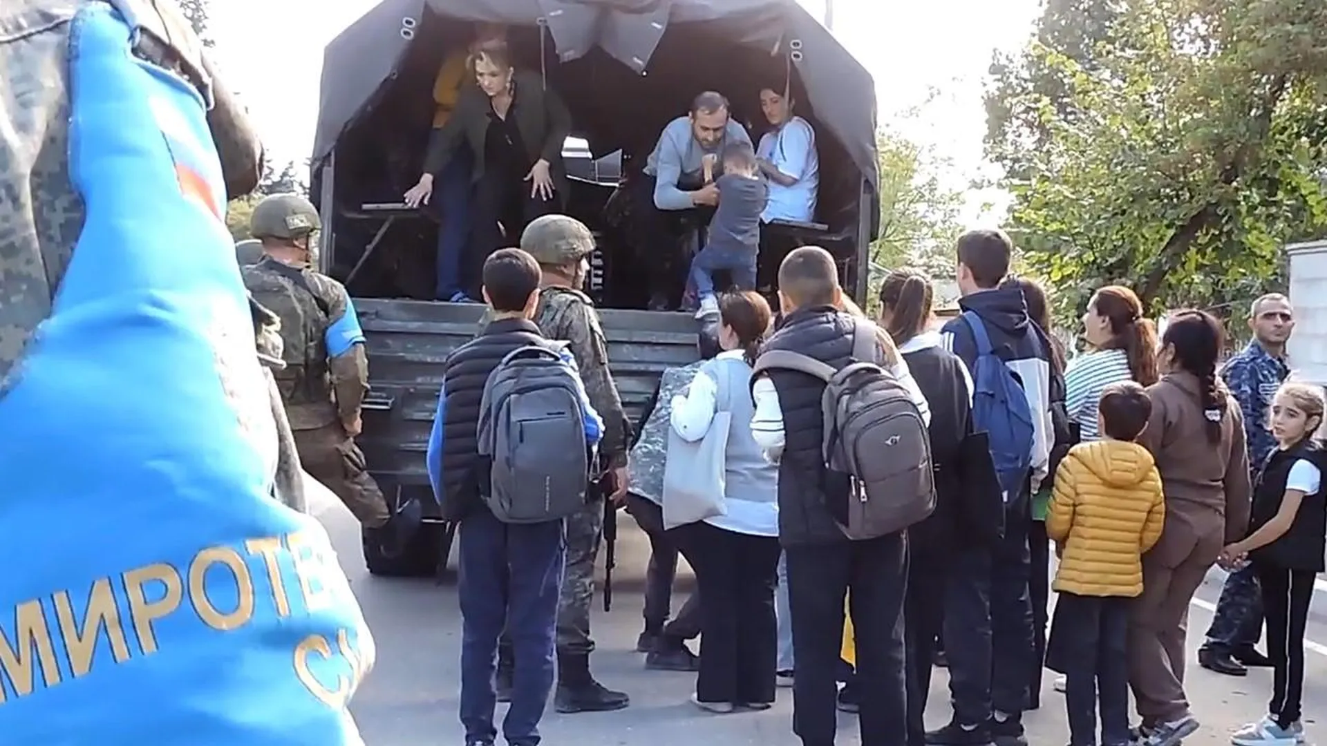 Более двух тысяч человек эвакуировали российские миротворцы из Карабаха