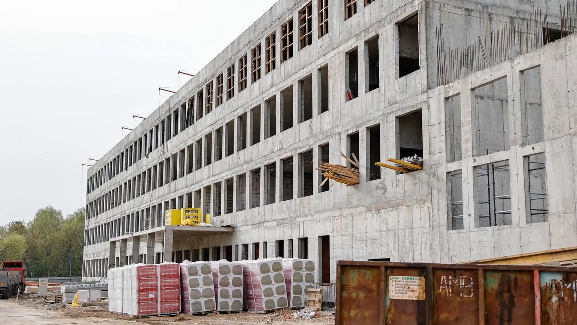 Строительство школы на 1100 мест завершат в Мытищах до конца года