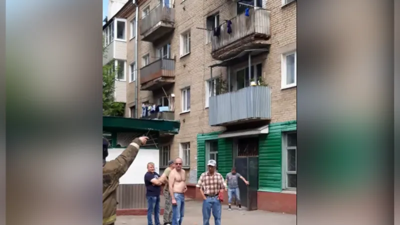 Пожарные потушили горящую квартиру в Подольске