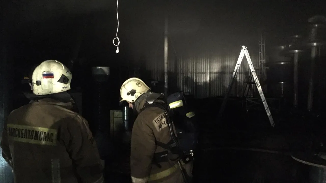 Свыше полусотни спасателей тушили возгорание в нежилом здании в Мытищах