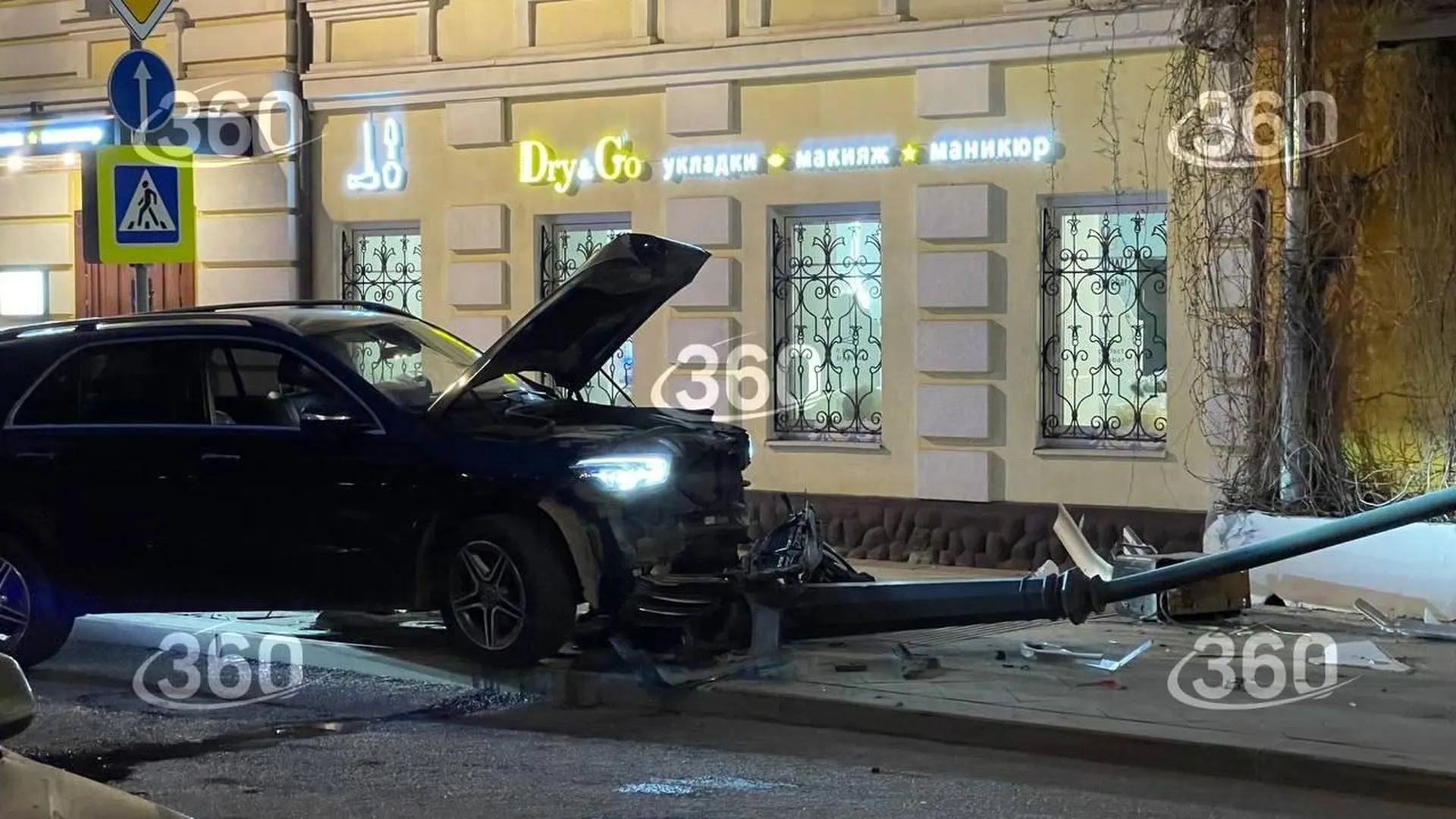 Иномарка снесла фонарь в центре Москвы
