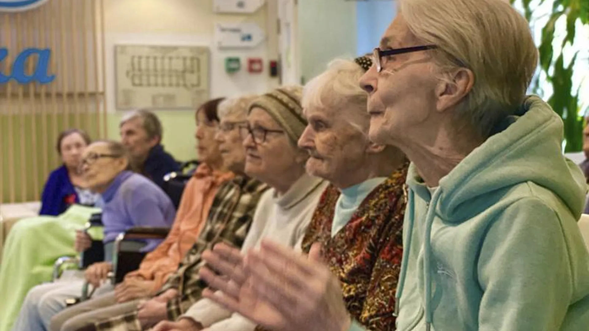В красногорском пансионате пожилым людям помогают бороться с деменцией с помощью музыки