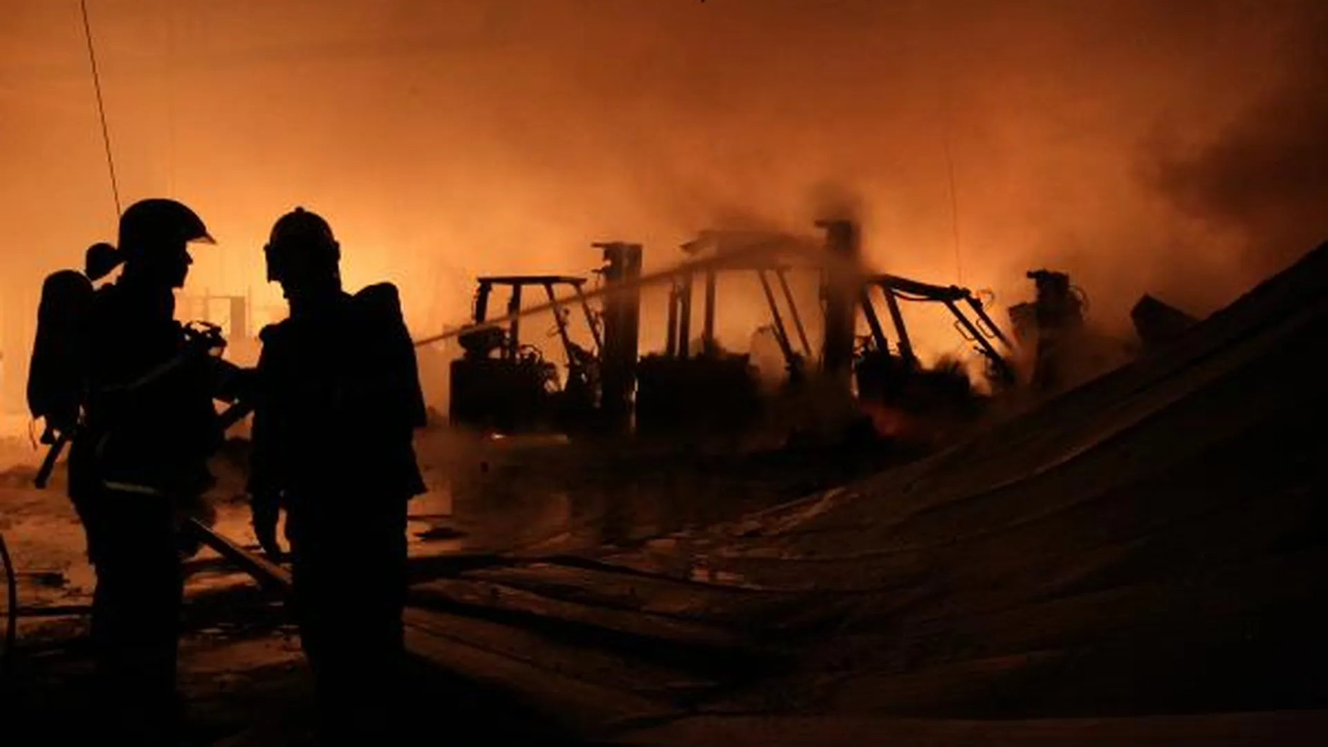 Здание обувной фабрики горит в Пушкино