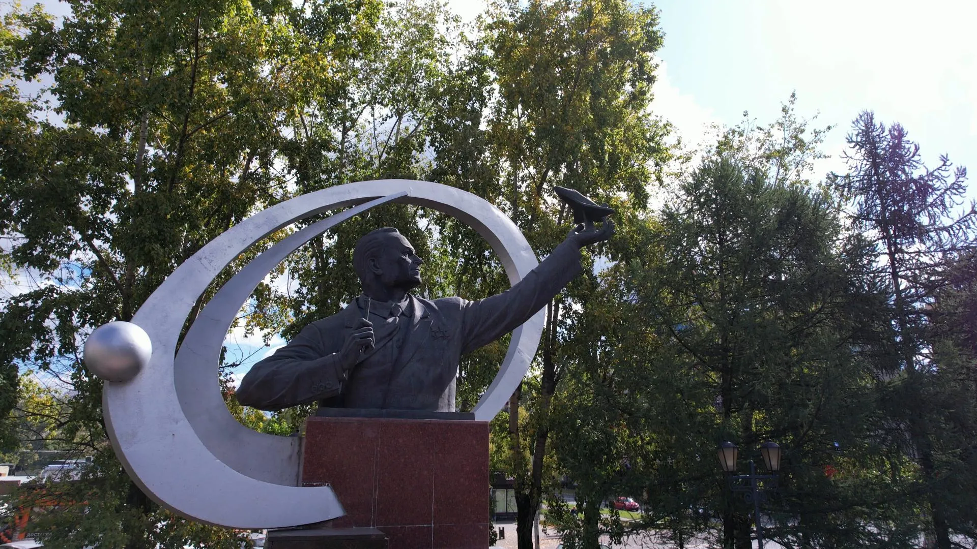 В Реутове находится памятник академику Челомею, разработавшему первую в мире пилотируемую орбитальную станцию