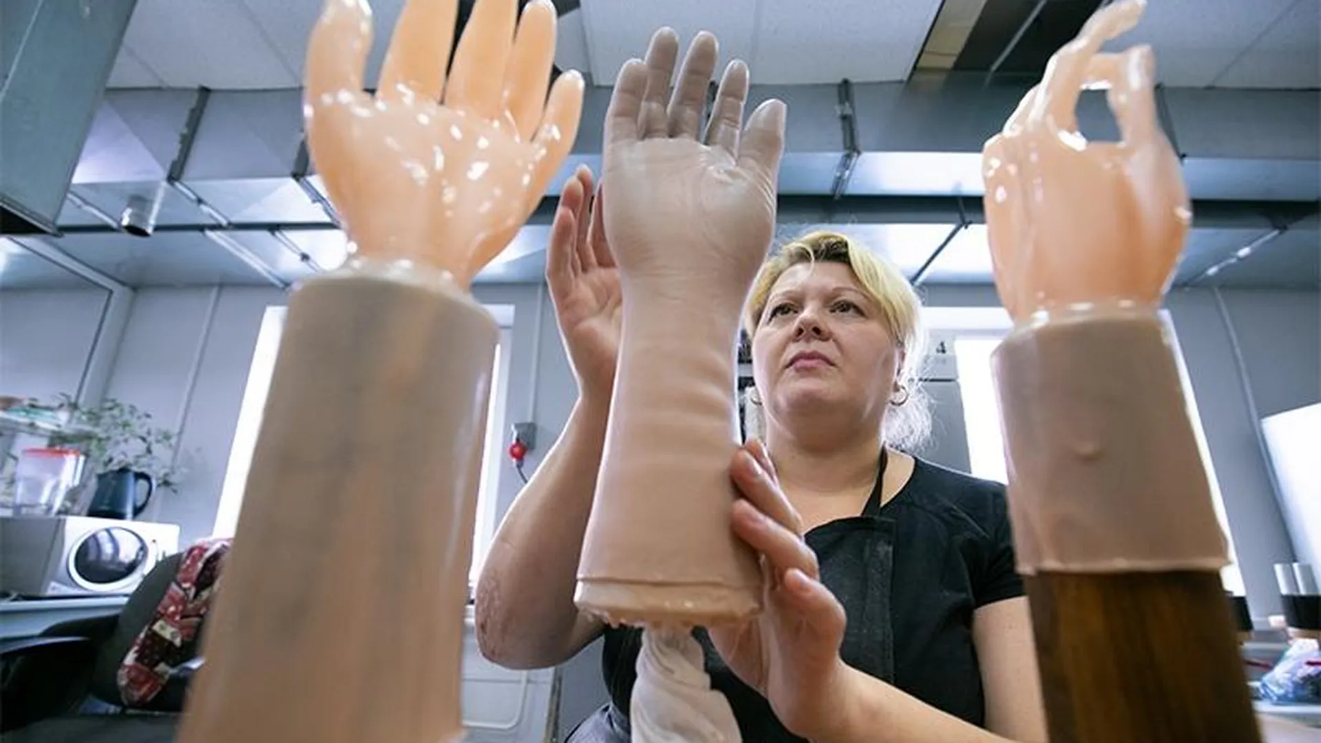 Руки из силикона и 23 модели груди. Где в Подмосковье делают запасные части тела