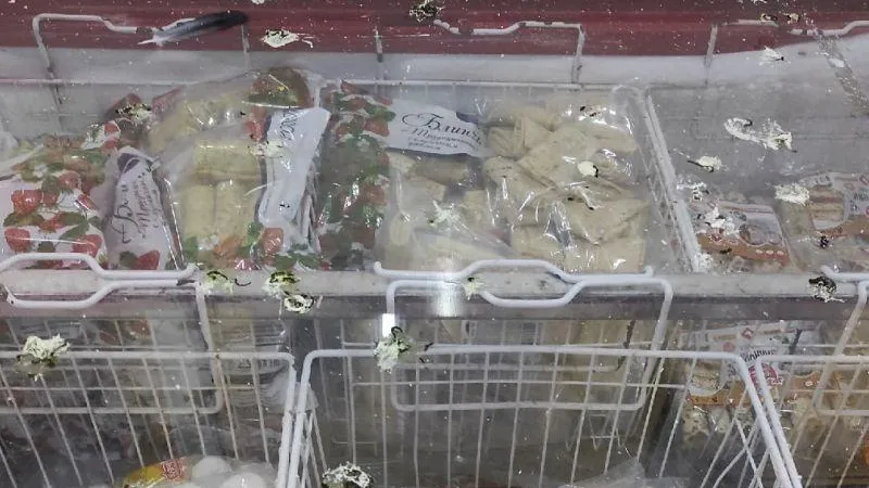 Птичий помет на холодильниках возмутил посетителей магазина в Наро-Фоминске