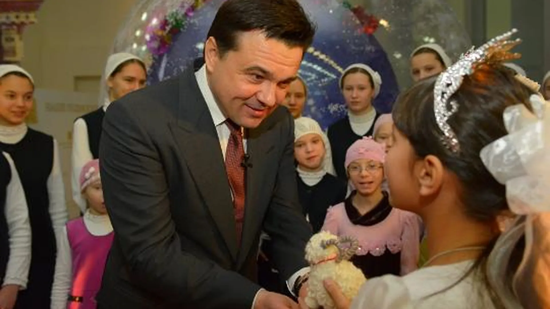 Воробьев открыл губернаторскую новогоднюю елку в Красногорске