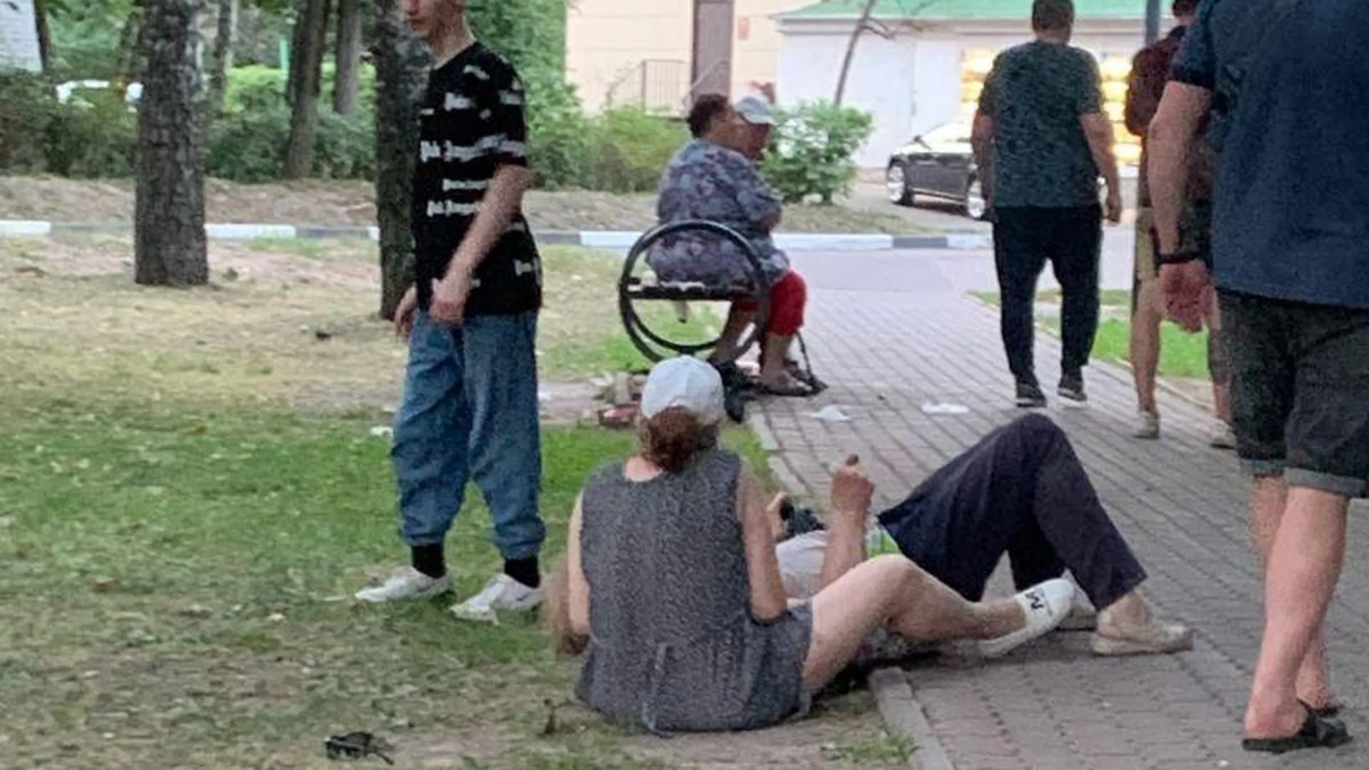 Пьяные женщины устроили драку рядом с детской площадкой в Ивантеевке