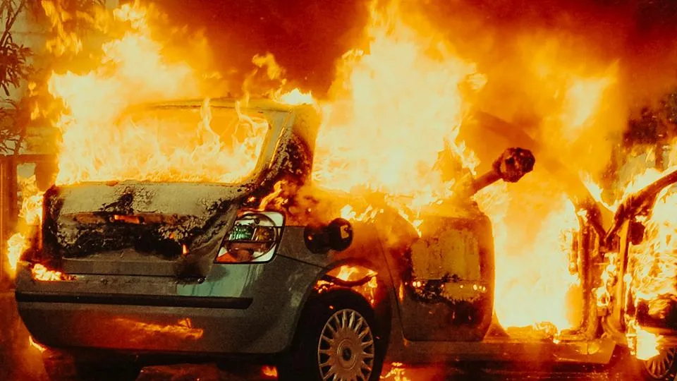 В Бурятии мужчина сжег свой автомобиль после наезда на ребенка