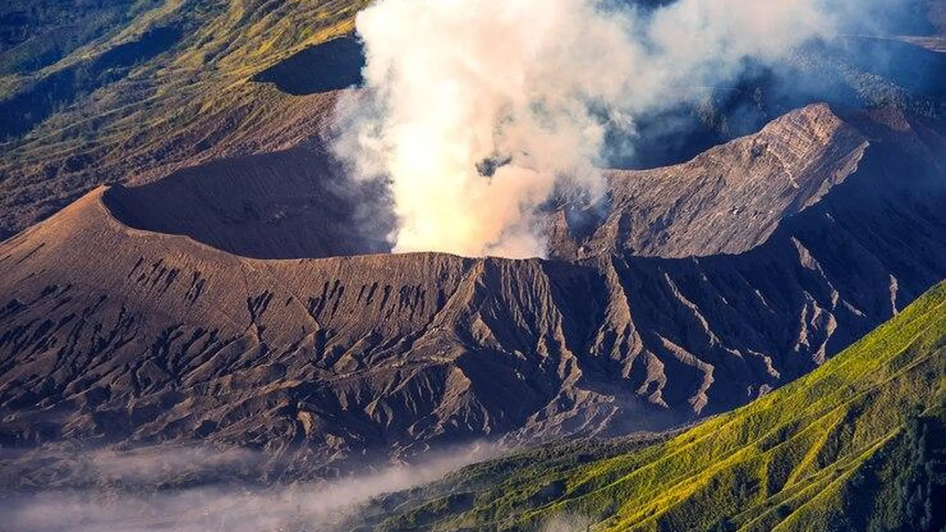 Людей начали эвакуировать из-за извержения вулкана в Исландии