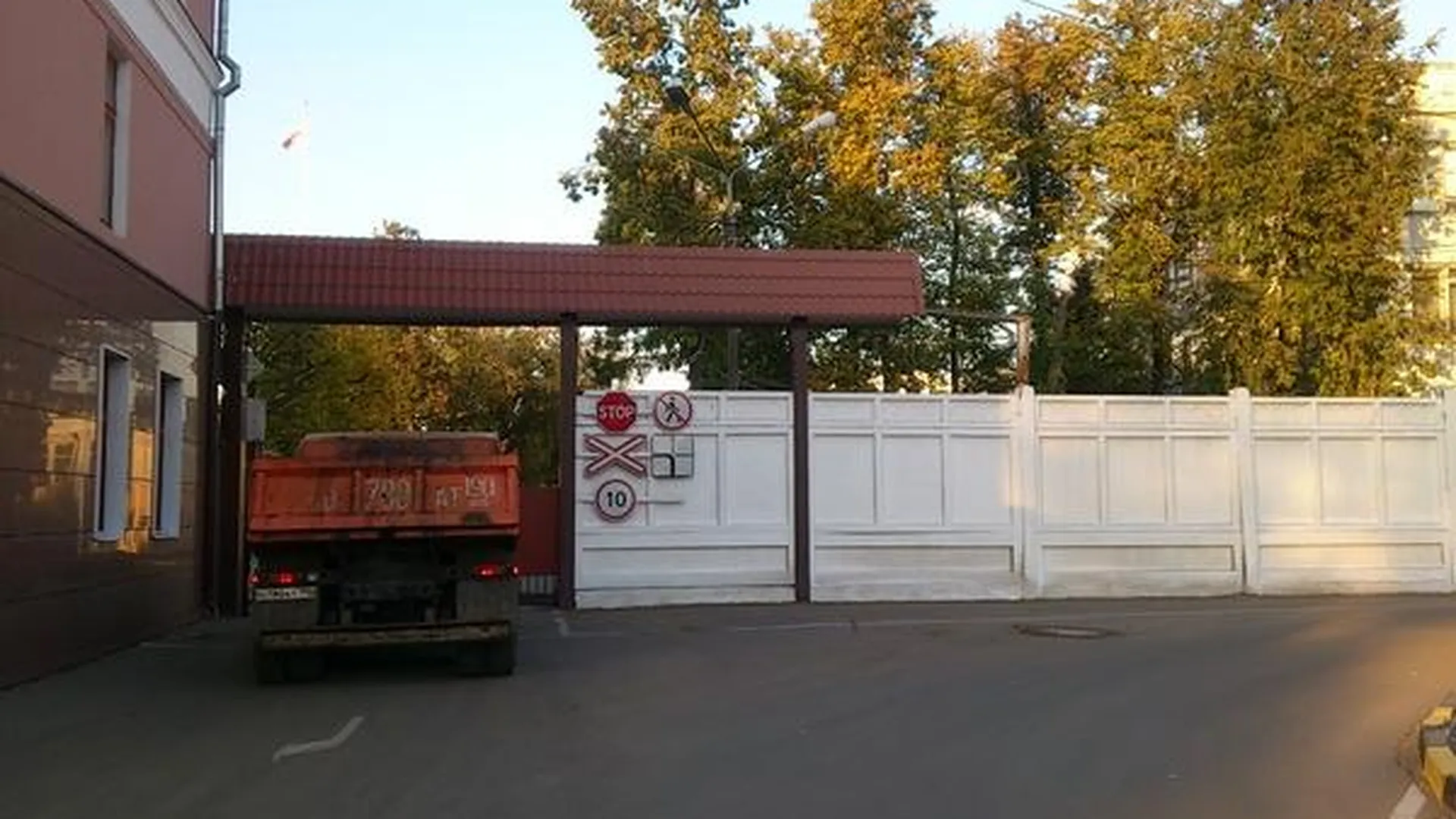 Завод в Коломне отремонтировал забор, не дожидаясь штрафа