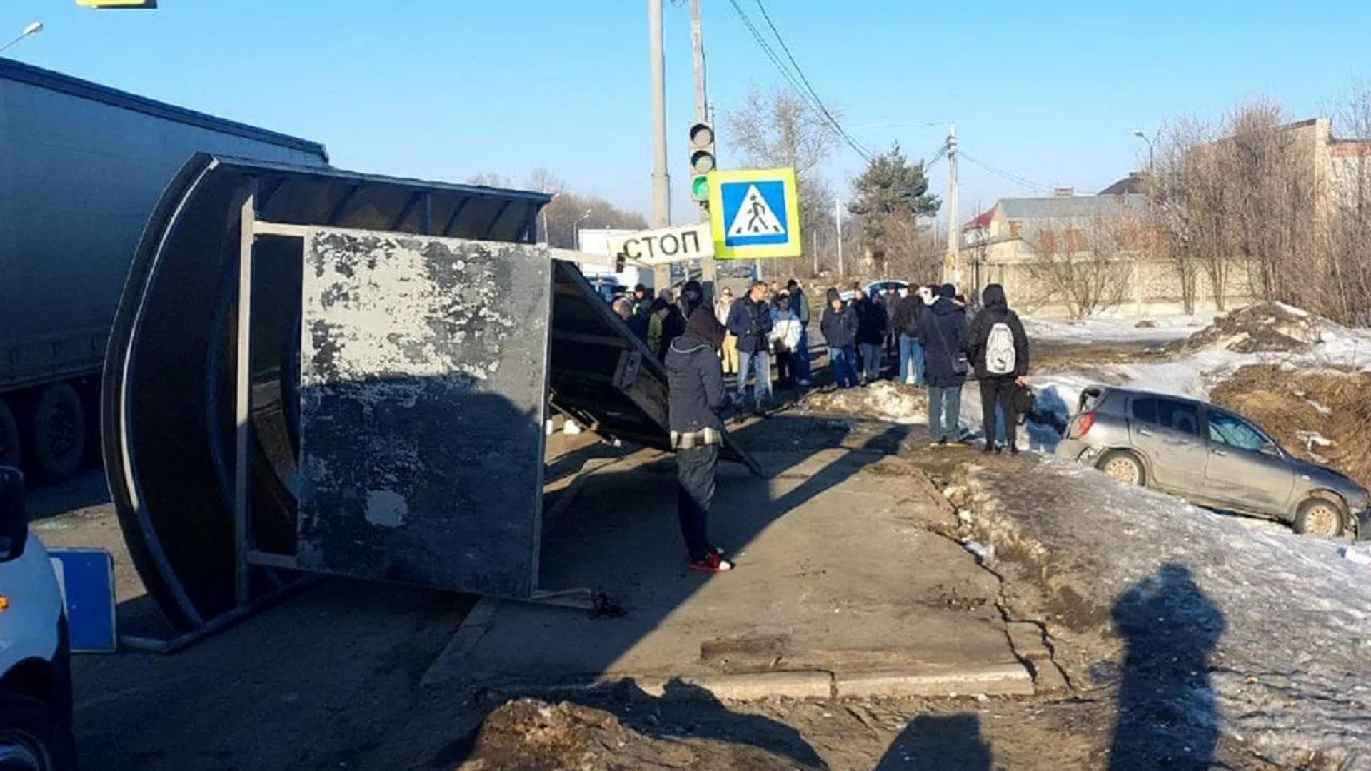 Три человека пострадали при наезде автомобиля на остановку в Подмосковье