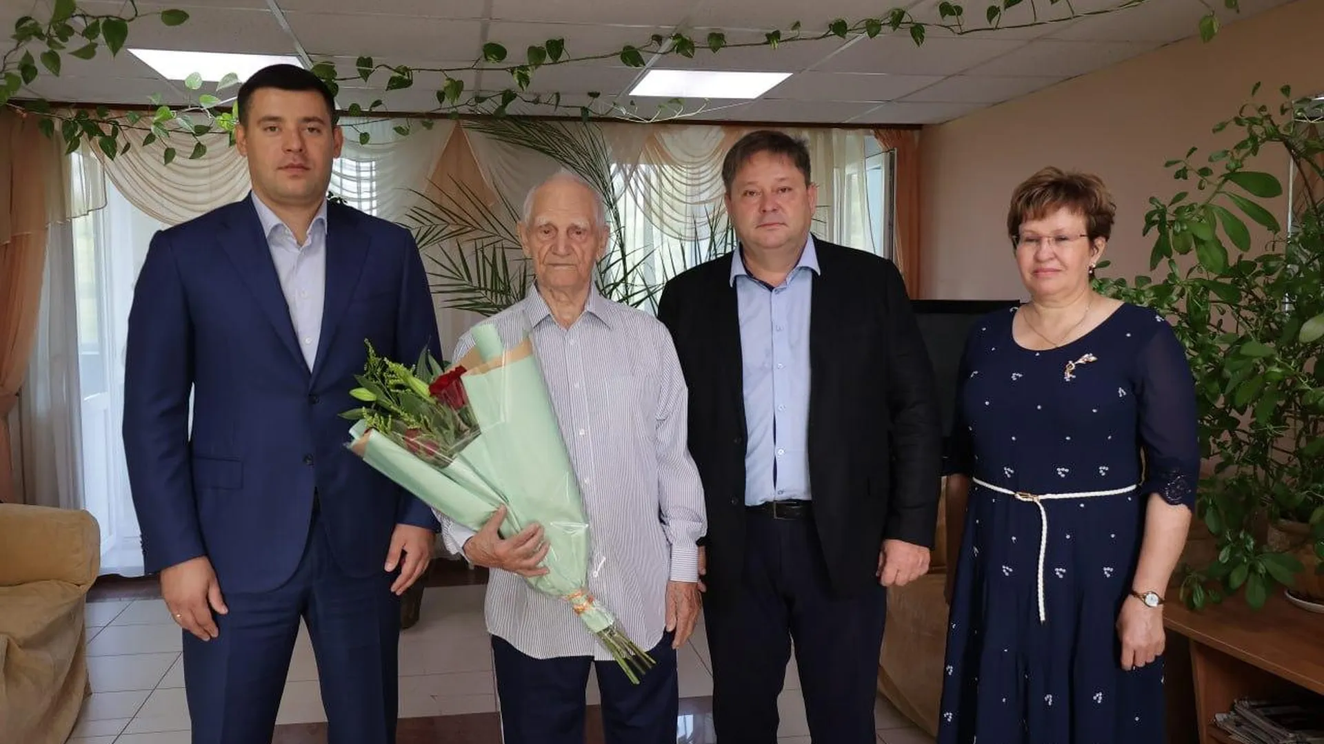 Глава Чехова поздравил ветерана ВОВ с 98-летием