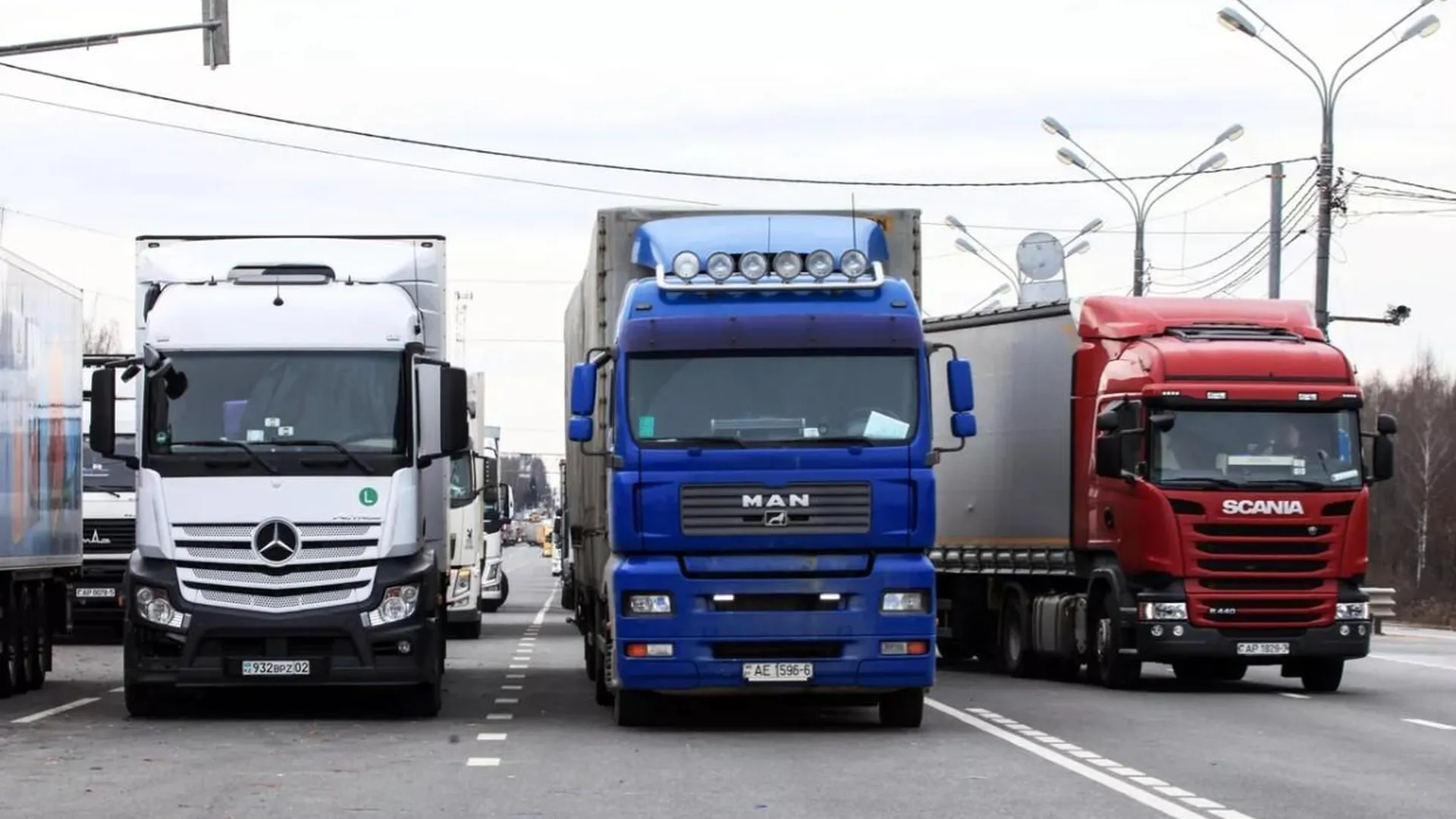 Закрытый из-за тайфуна погранпереход на границе Китая и России открыли для грузовиков