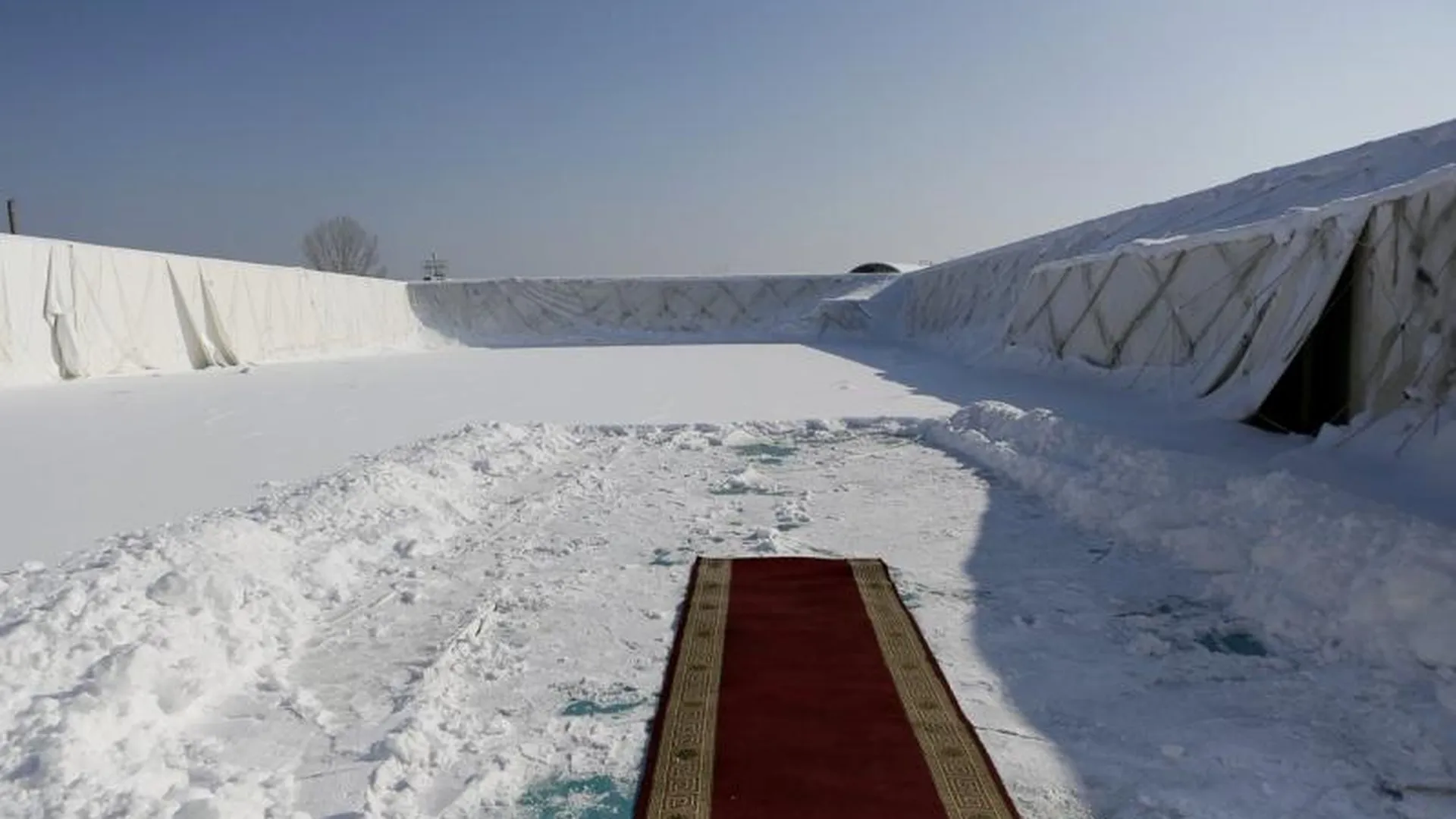 Губернатор Краснодарского края возмущен красной дорожкой возле развалин спорткомплекса