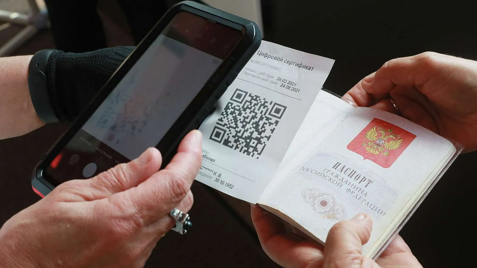 Севастополь и Мордовия объявили о введении QR-кодов из-за ковида | 360°