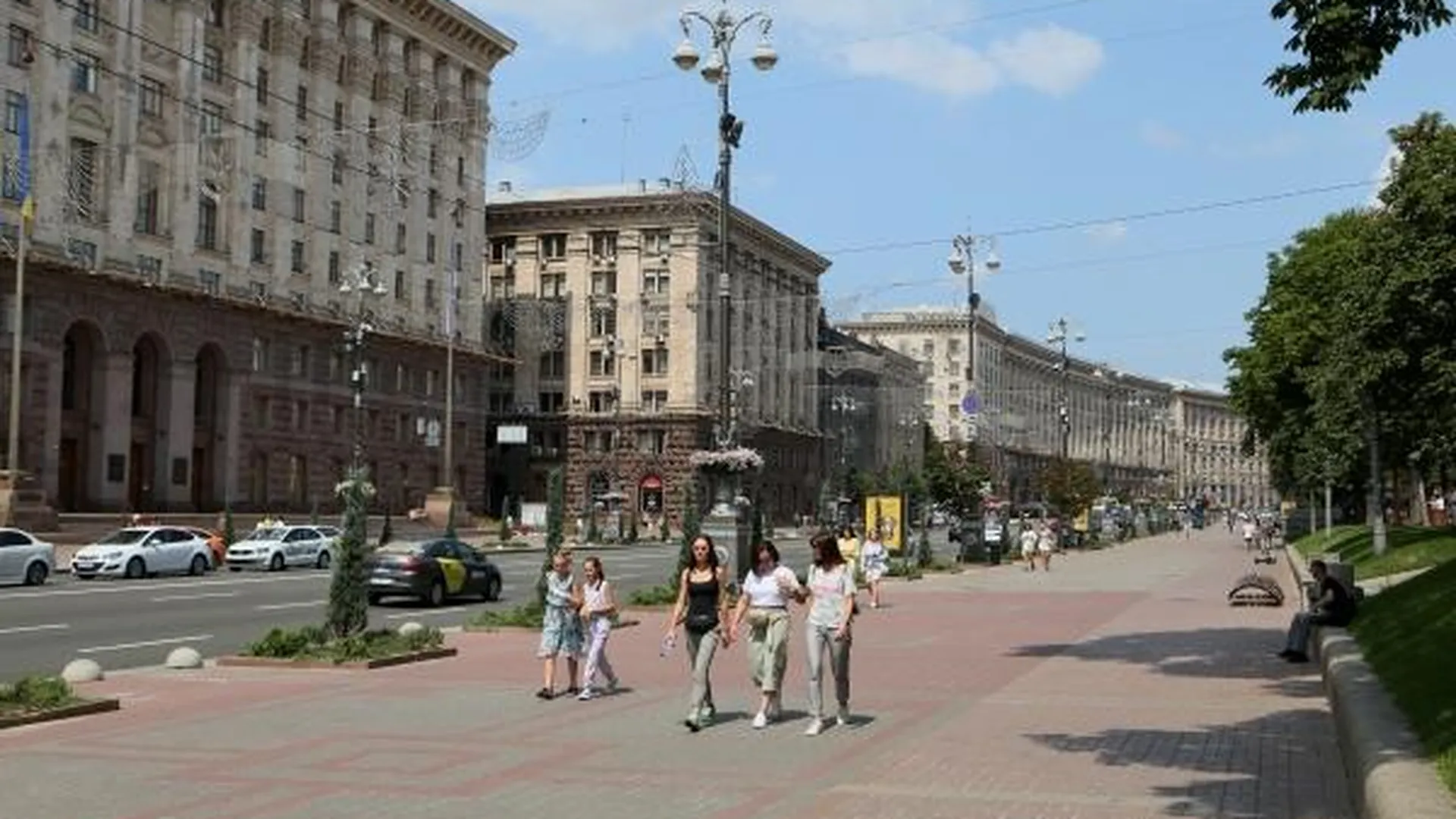 Прохожие на улице Крещатик в Киеве