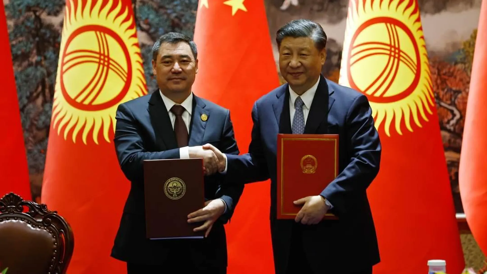Встреча председателя КНР Си Цзиньпиня и президента Киргизии Садыра Жапарова в Сиане
