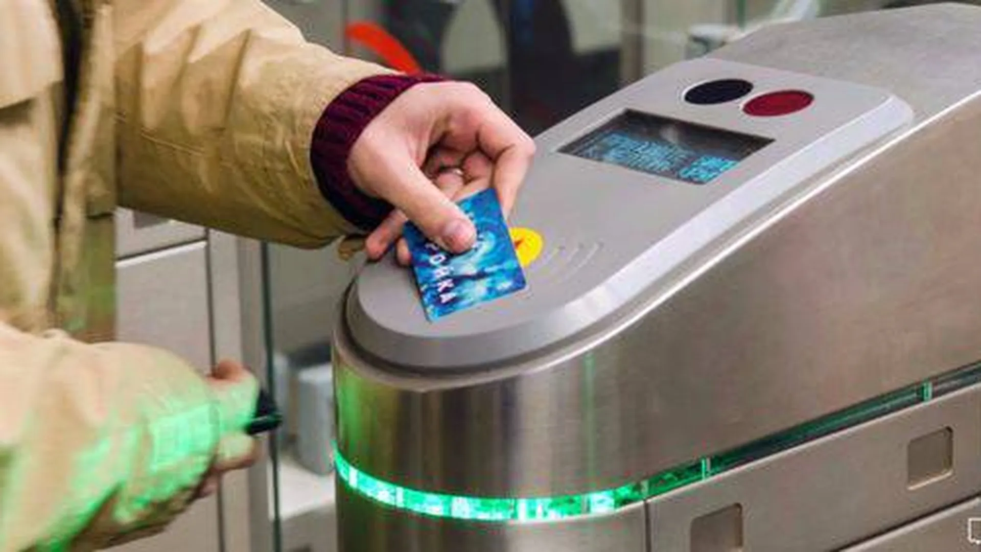 Оплата картой мир в метро. Как оплачивается метро в москве. Как оплачивается метро в москве. Как оплачивается метро в москве. Новые турникеты в метро.