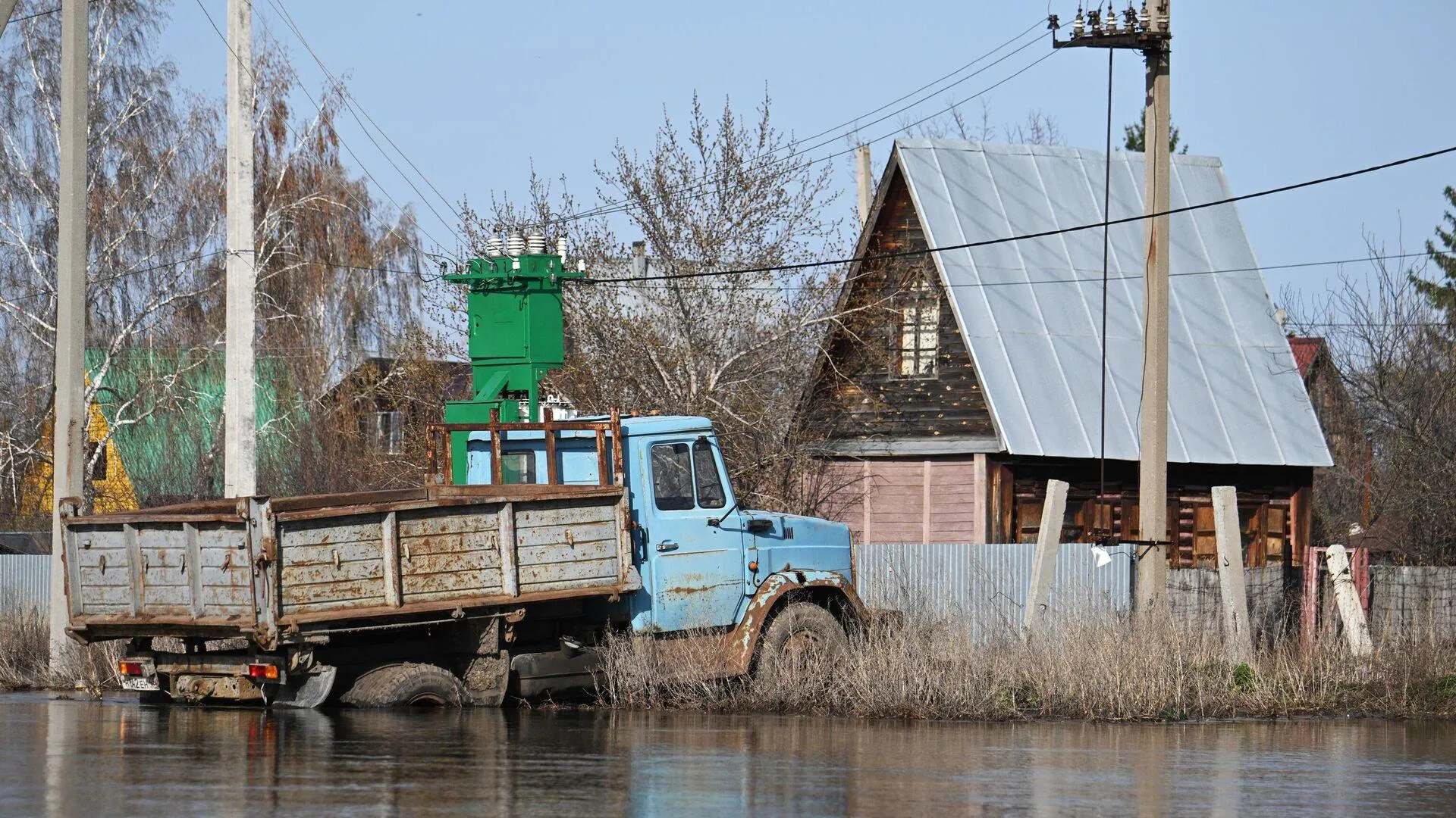 Путин потребовал не допускать скачка цен в пострадавших от паводка регионах