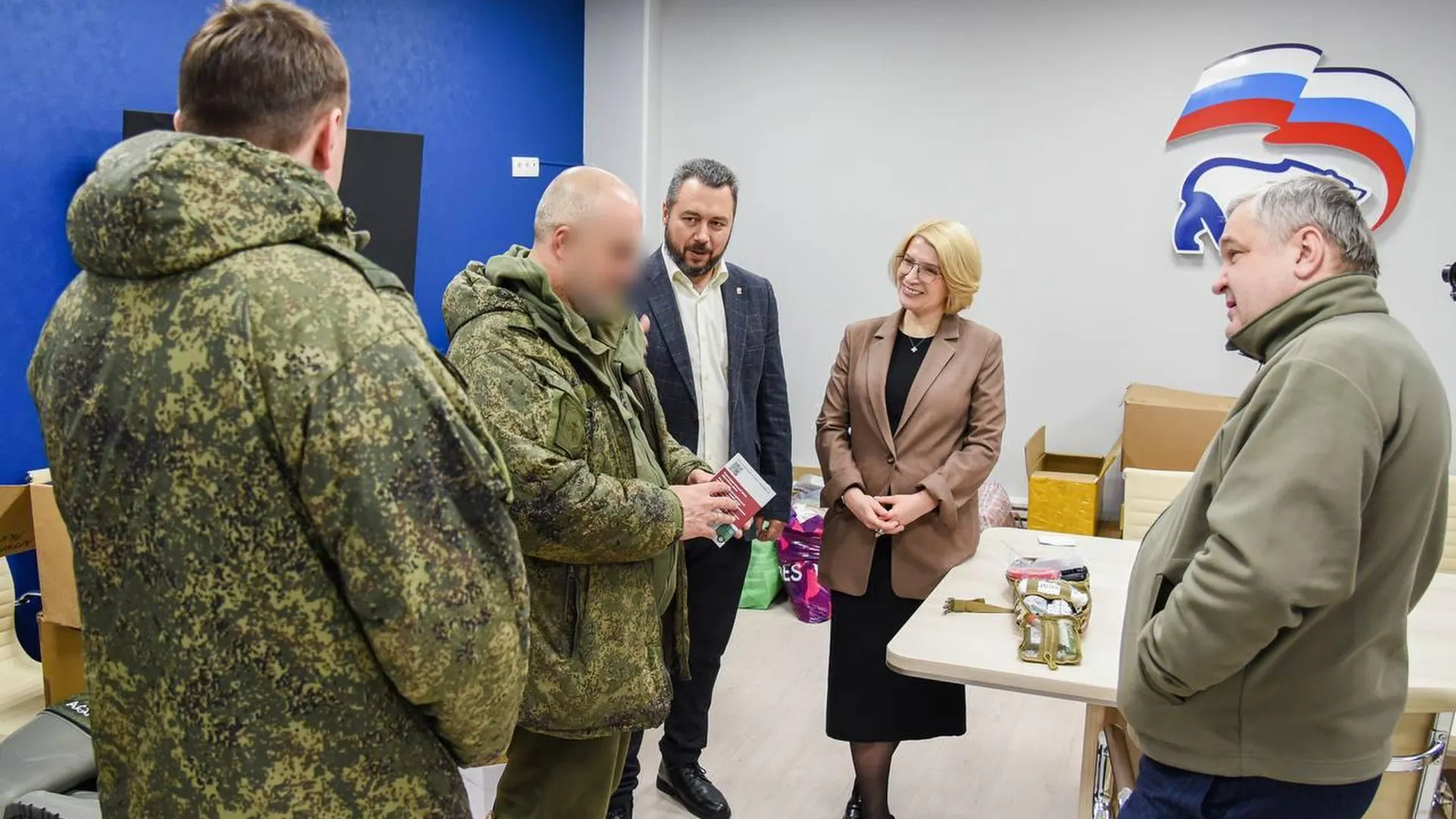 Юлия Купецкая передала гуманитарную помощь бойцам СВО из Мытищ