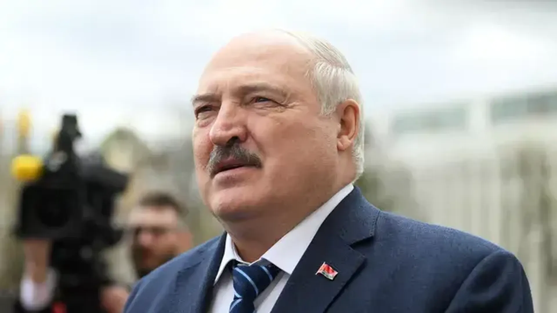 Лукашенко отдал куртку ветерану ВОВ на параде Победы в Москве
