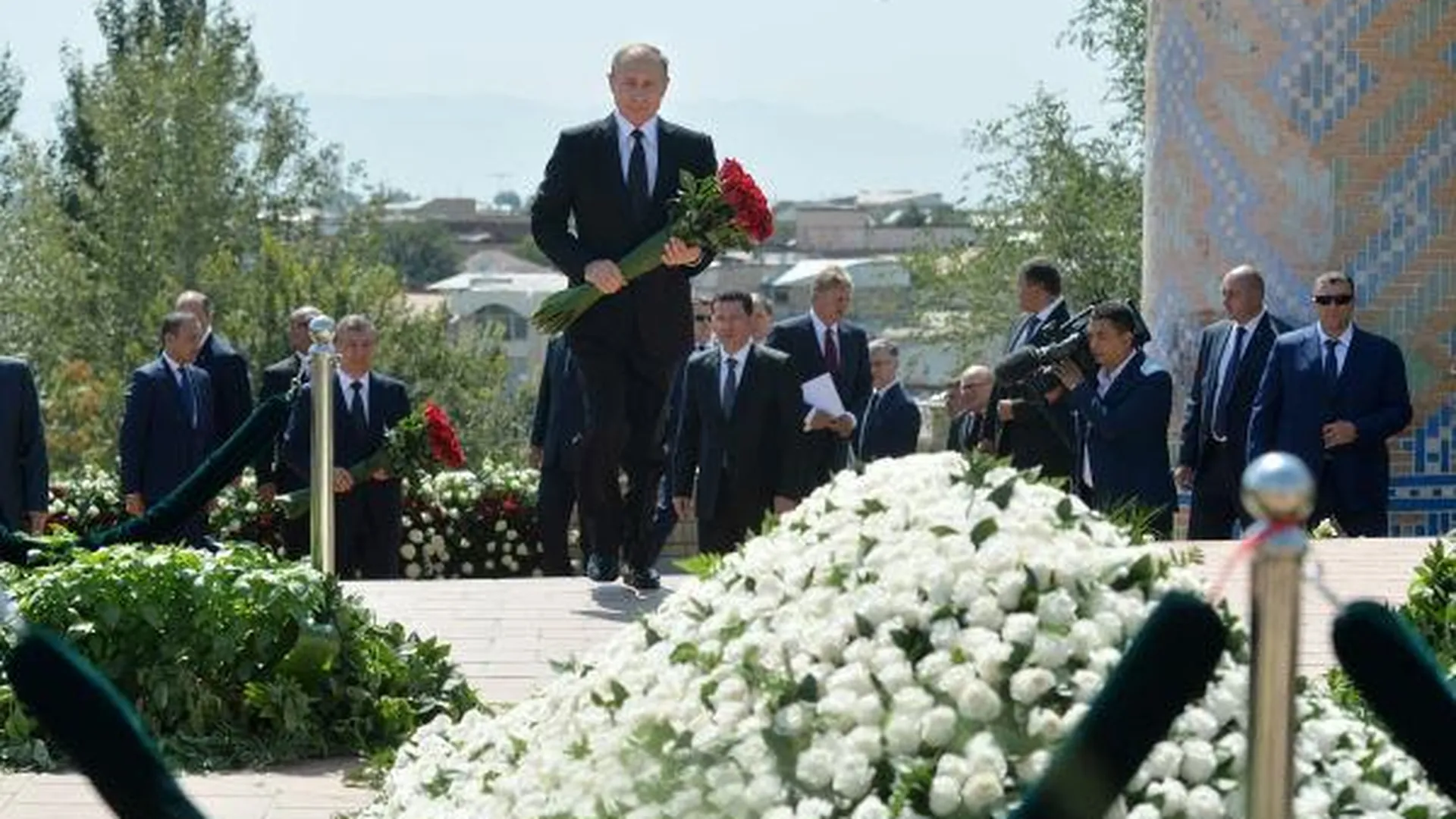 Президент РФ возложил цветы к могиле главы Узбекистана