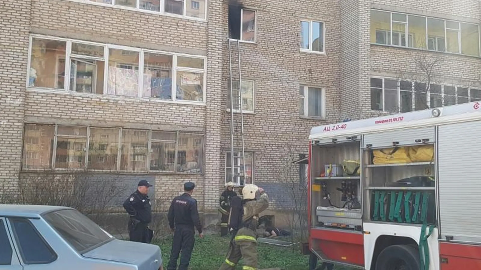 Мужчина выпрыгнул с третьего этажа, спасаясь от пожара в Сергиевом Посаде