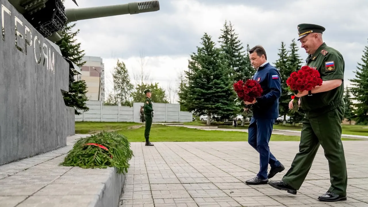 Андрей Воробьев вместе со школьниками возложил цветы к памятнику в подмосковном Наро-Фоминске