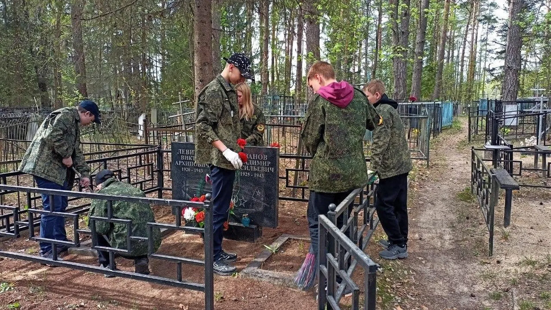 Свыше 60 военных памятников облагородили в лесах Подмосковья
