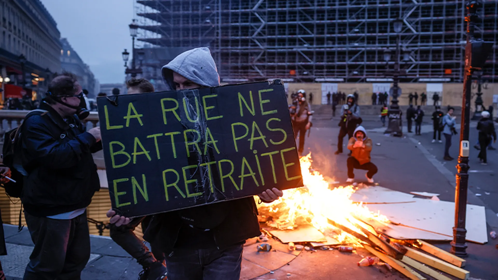 Массовые драки, горящие мусорки и наглые митингующие: что известно о протестах во Франции