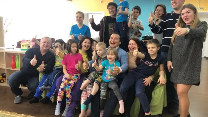 Незрячий волонтер из Орехово-Зуево лечит людей с помощью смеха 