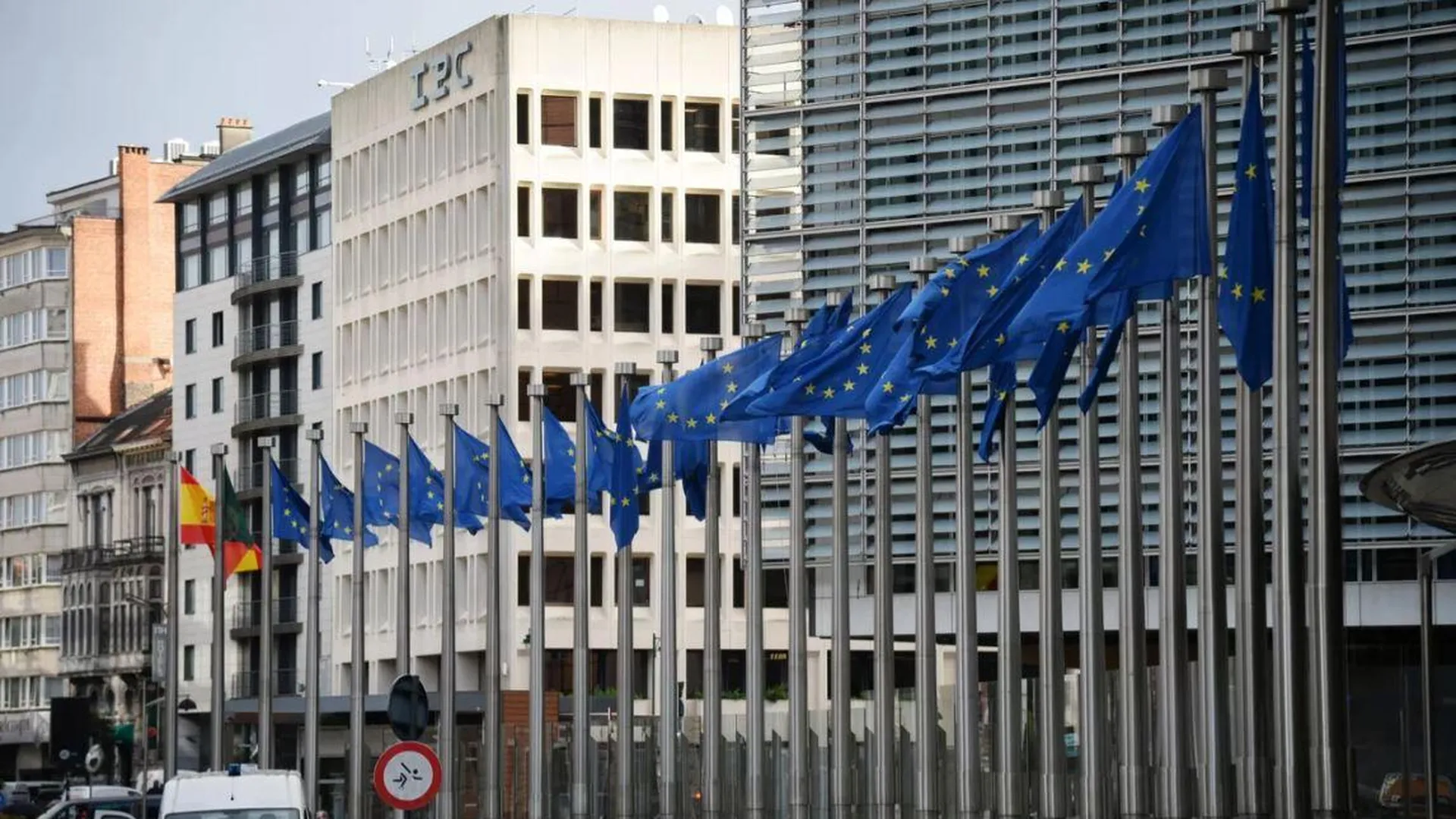 Флаги Евросоюза возле здания штаб-квартиры Европейского парламента в Брюсселе