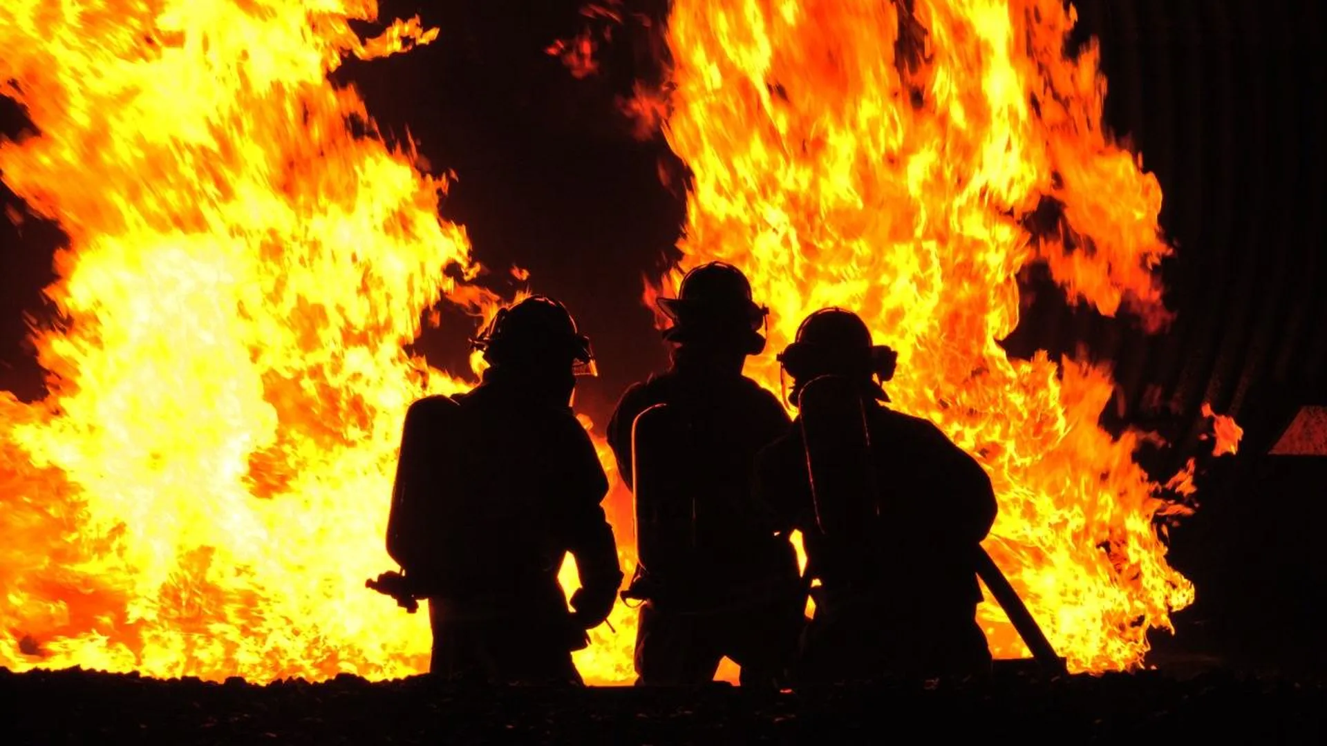Пожарные потушили пламя, вспыхнувшее после падения дрона, на нефтезаводе в Калужской области