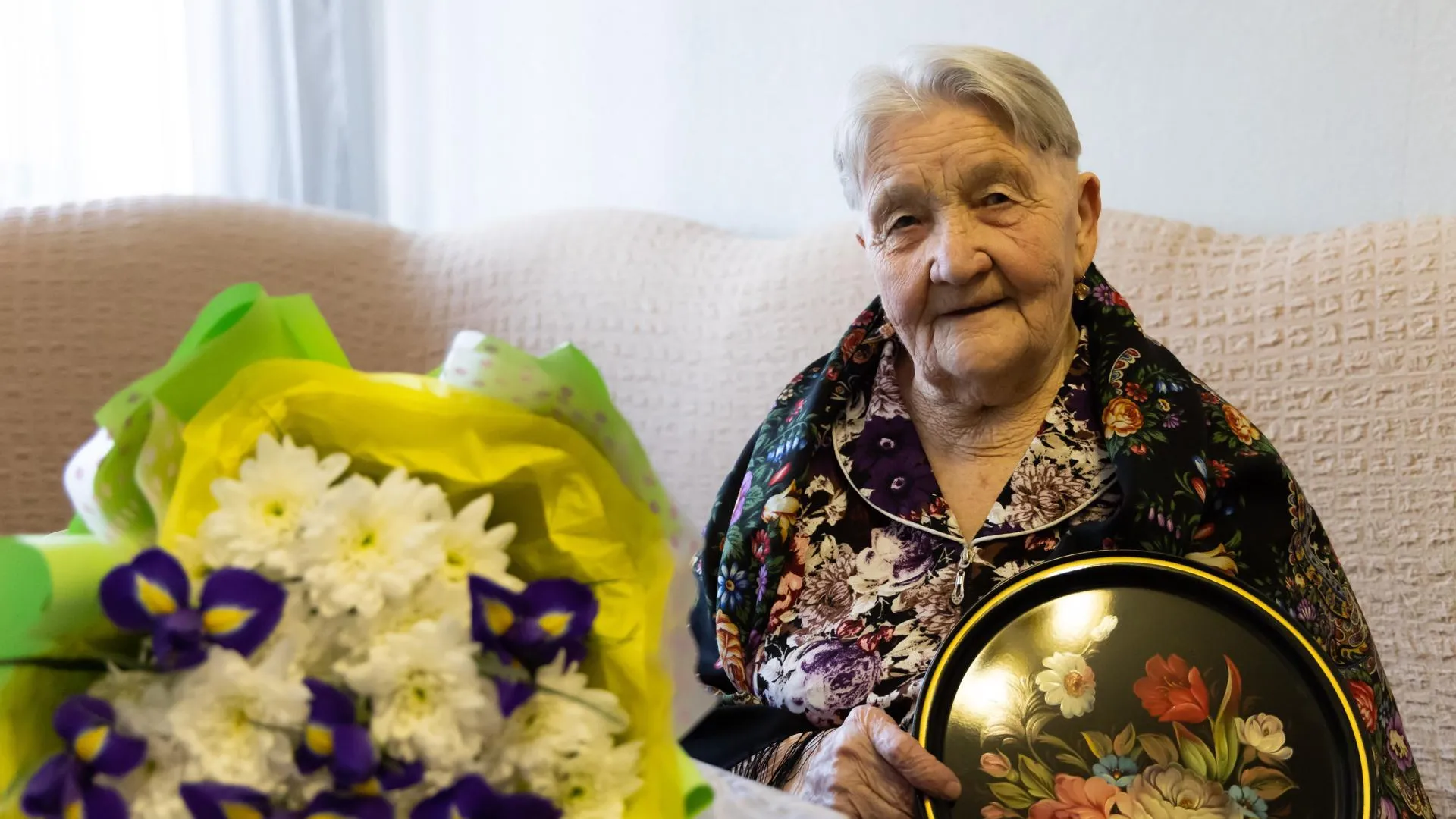 Более 10 тысяч жителей старше 80 лет получили подарки на юбилей в Подмосковье