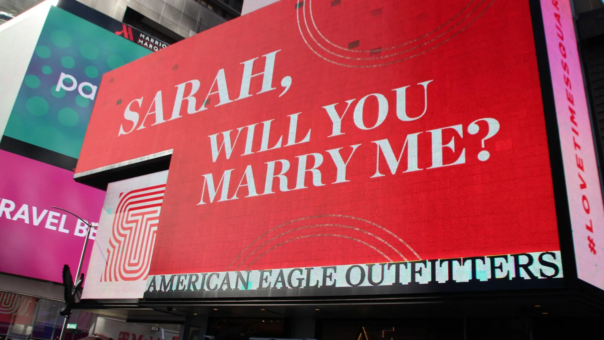 «Сара, ты выйдешь за меня?», Таймс-сквер, Нью-Йорк, США