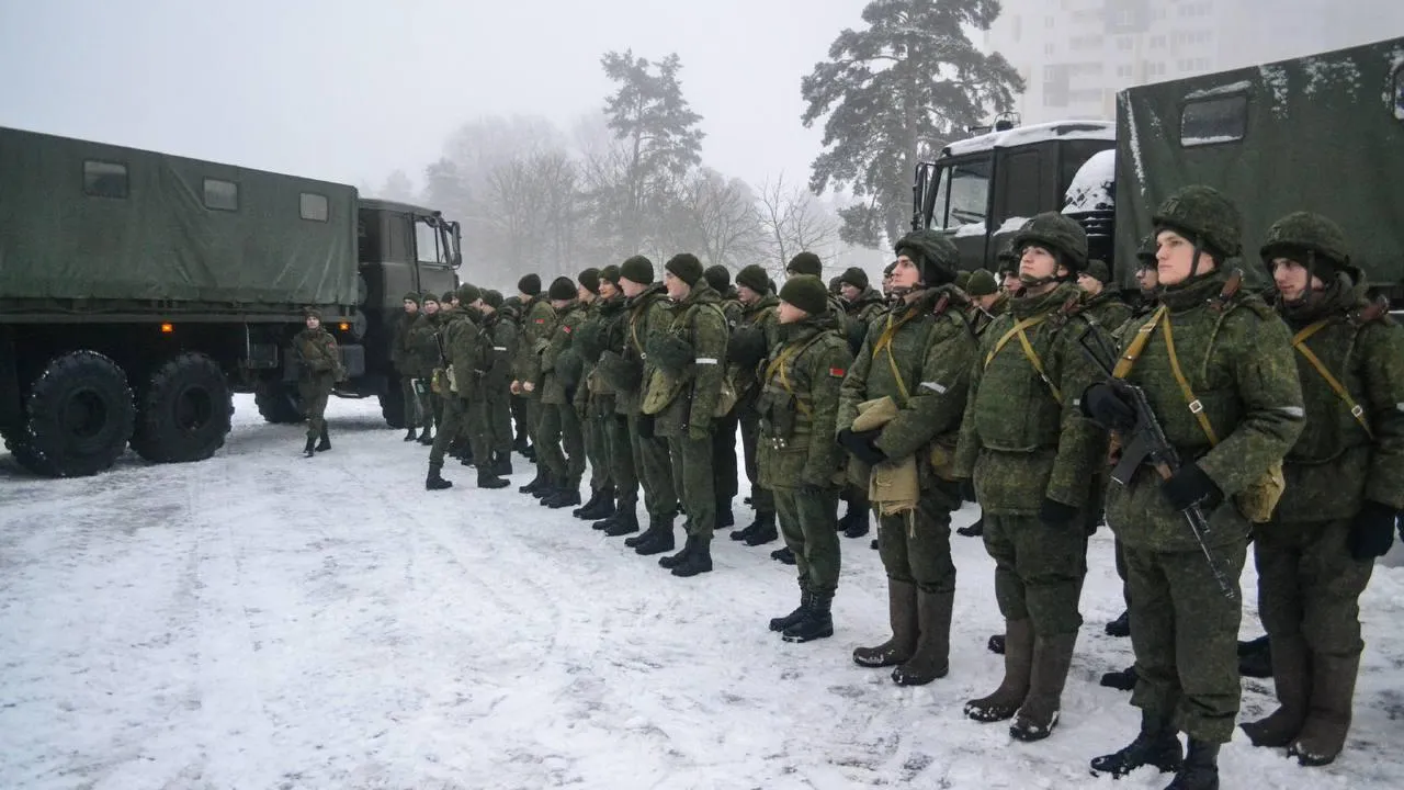 Белорусские военные отработали переход с мирного на военный формат службы |  360°