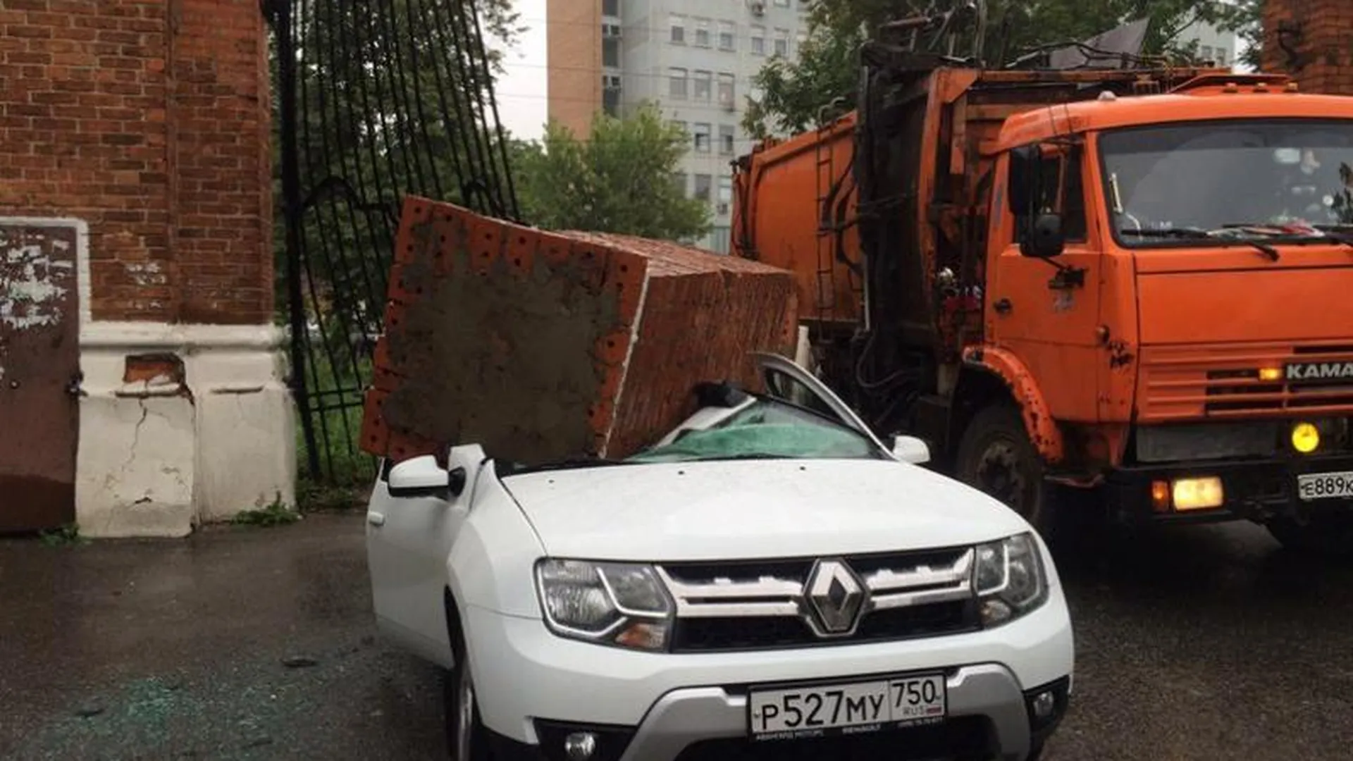 Кирпичная колонна в Жуковском раздавила автомобиль, припаркованный у поликлиники