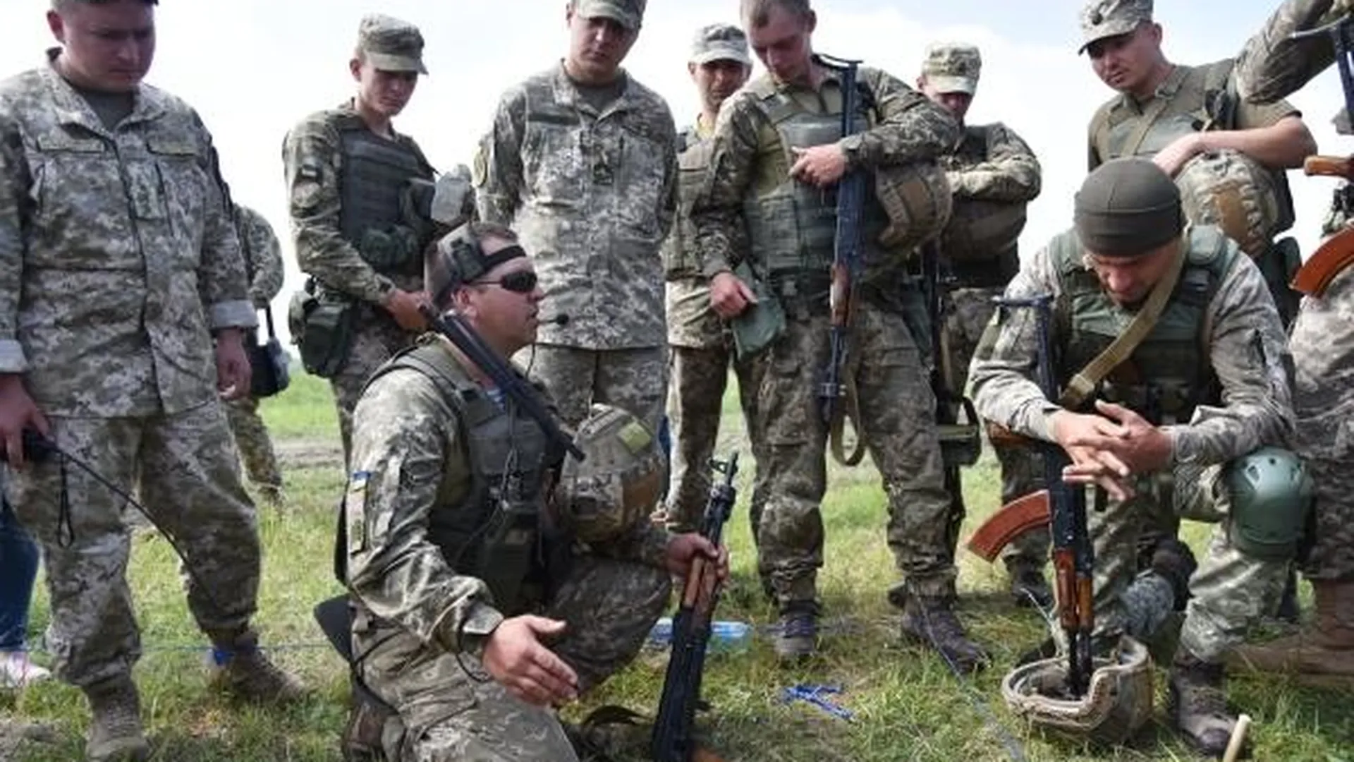 Экс-депутат Рады призвал украинских военных перестать погибать «за мародеров»