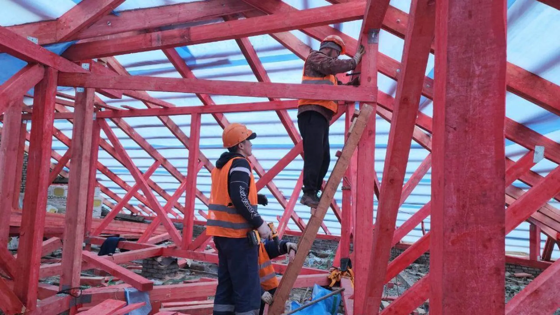Рабочие обновляют крышу дома на Октябрьском проспекте в Люберцах