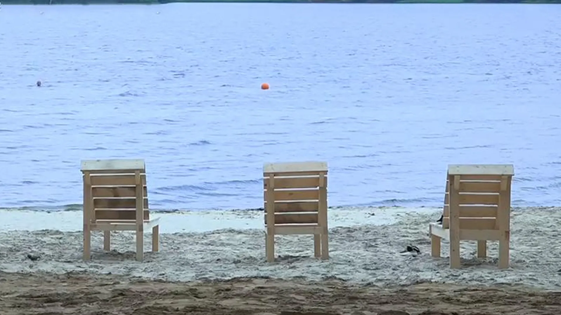 Пляжный беспредел: неизвестные украли лежаки с бесплатной зоны отдыха в Истре