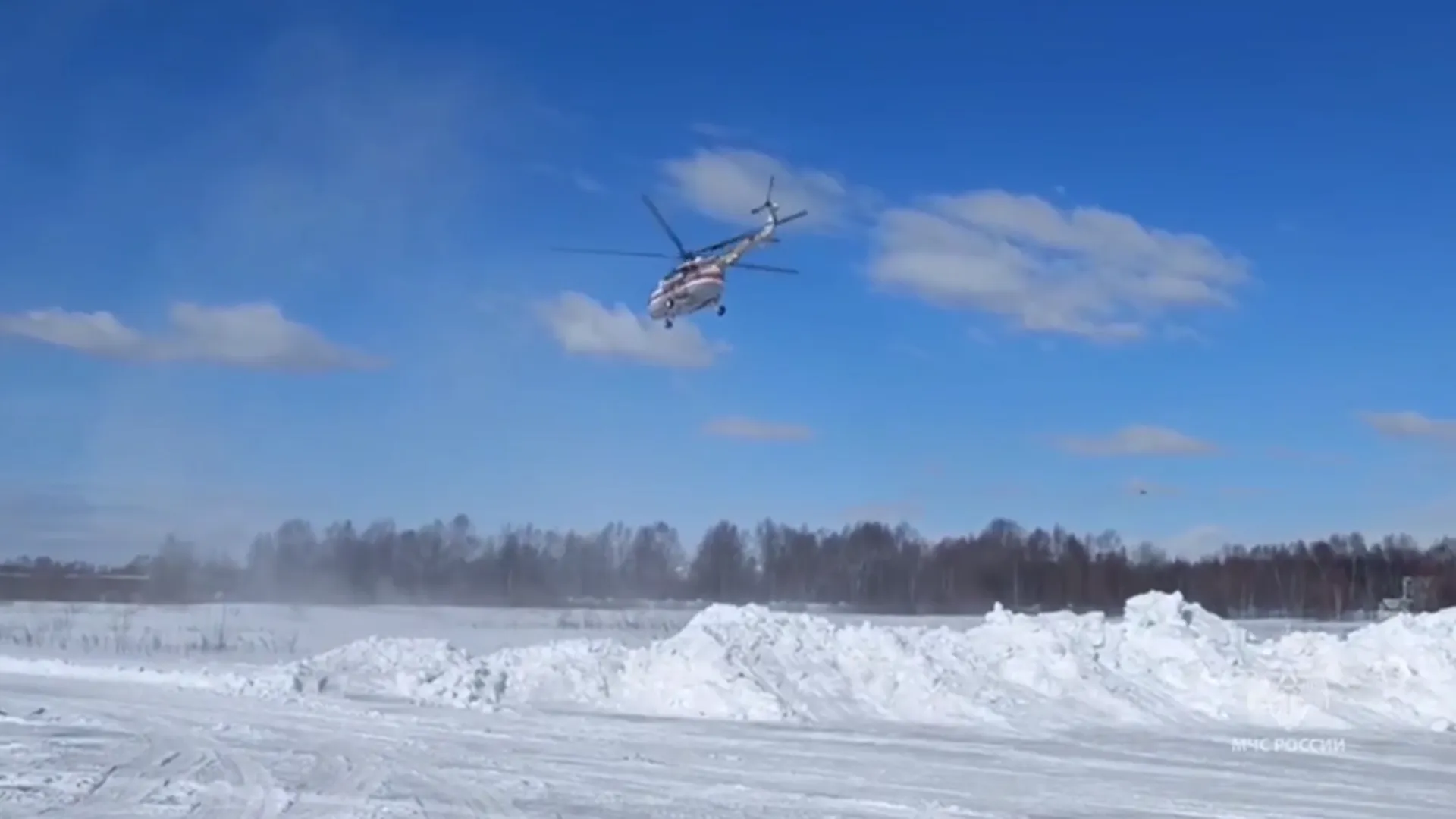 Вертолет Ми-8 вылетел в Петропавловск-Камчатский за попавшими под лавину туристами
