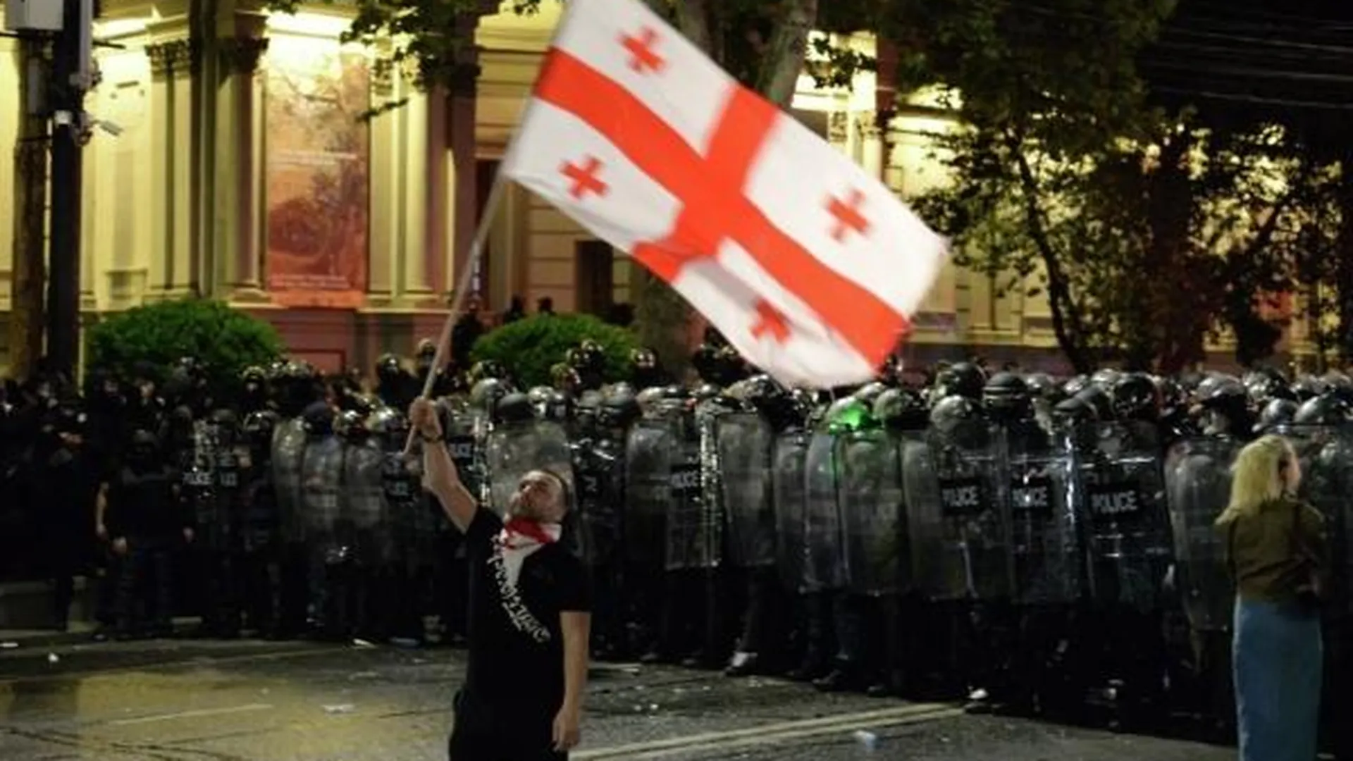 Силовики с водометами оттеснили митингующих от здания парламента Грузии