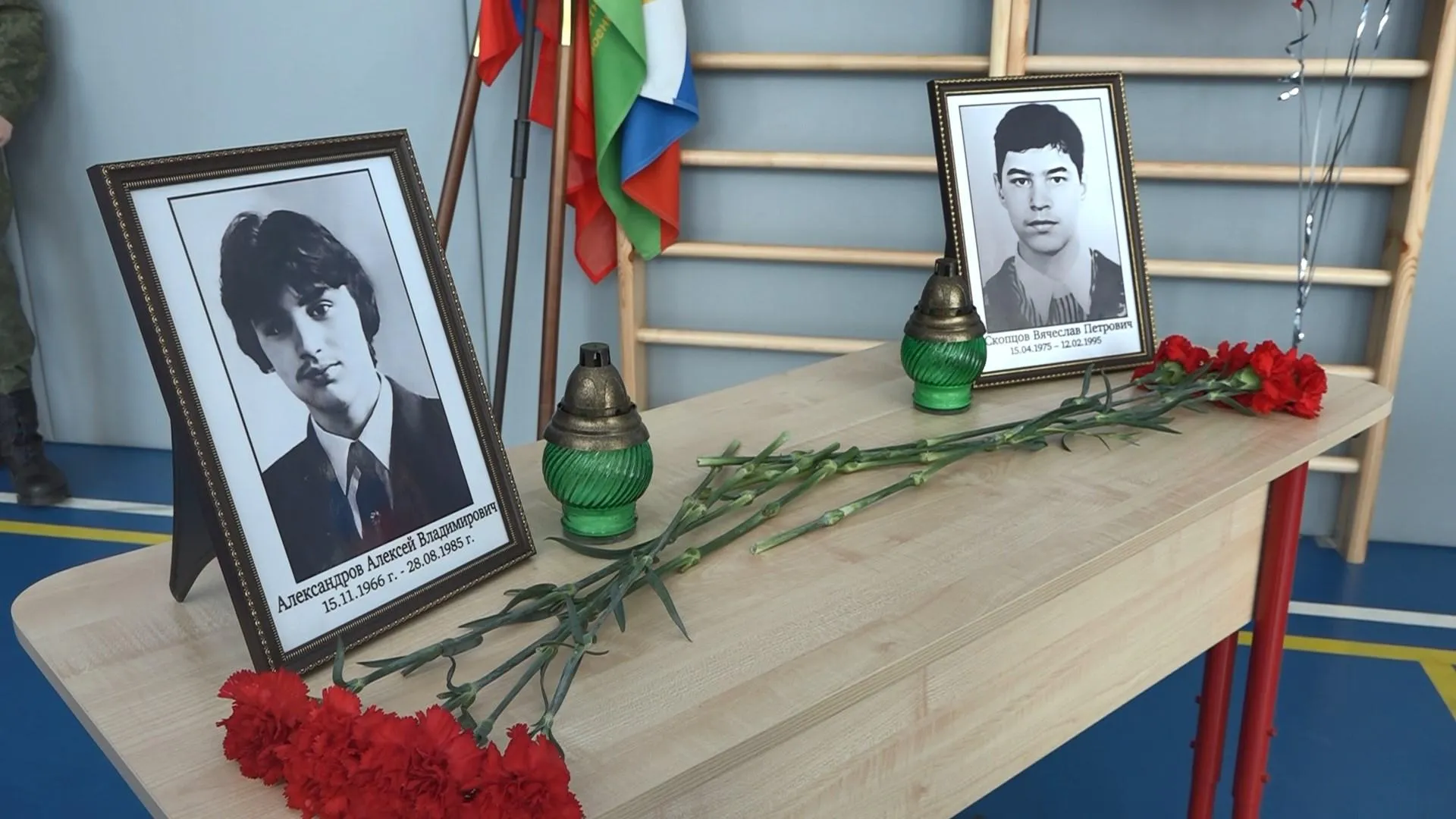 Парты героев в честь двоих военнослужащих установили в школе № 28 в Электроуглях