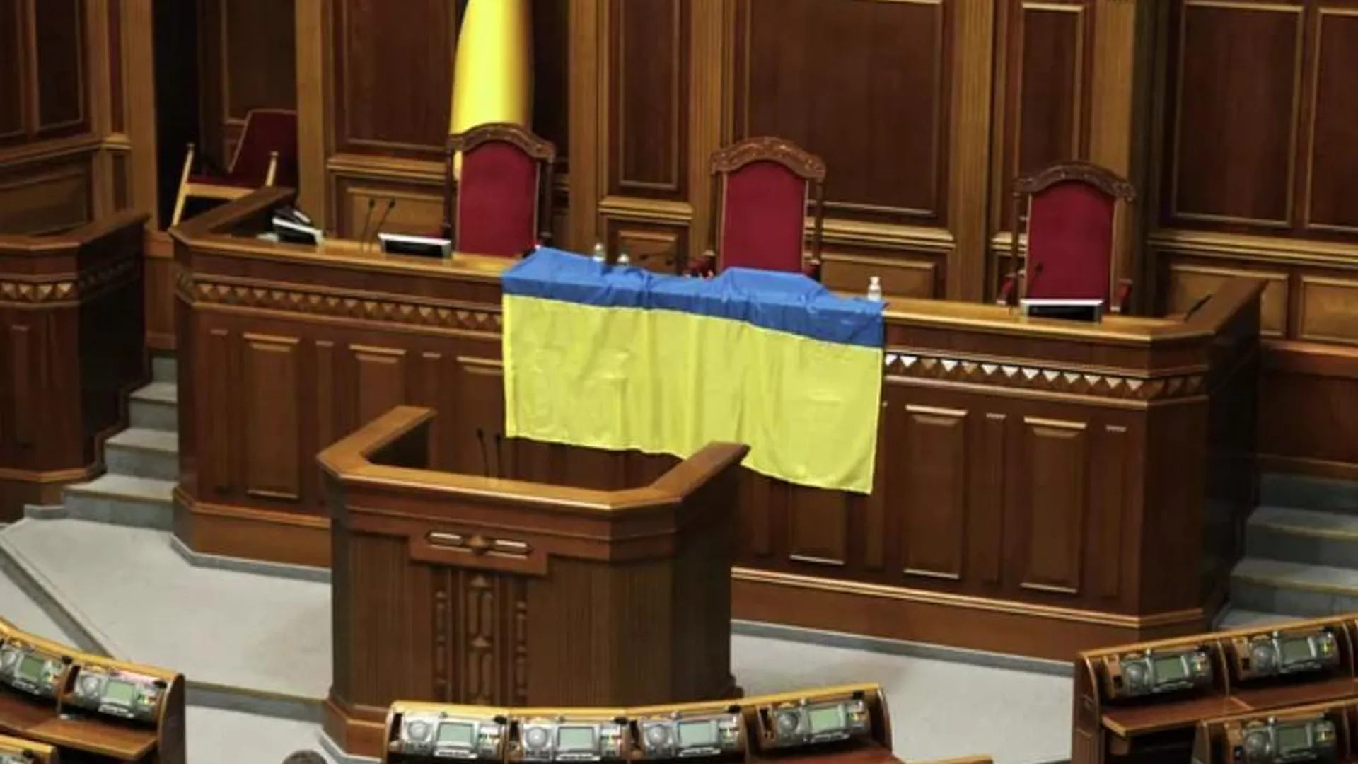 Украинец подал в суд на Верховную раду из-за отмены выборов