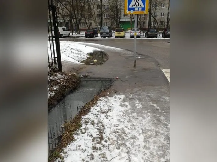 Девочка по плечи провалилась в ледяную воду в траншее у тротуара в Щелково 